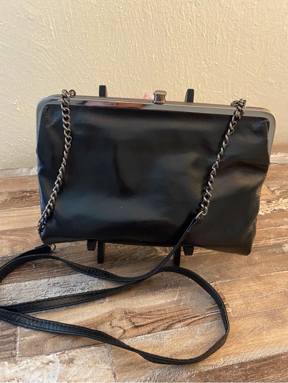Hobo International Leather
Kisslock Clutch Wallet Crossbody
Chain Bag